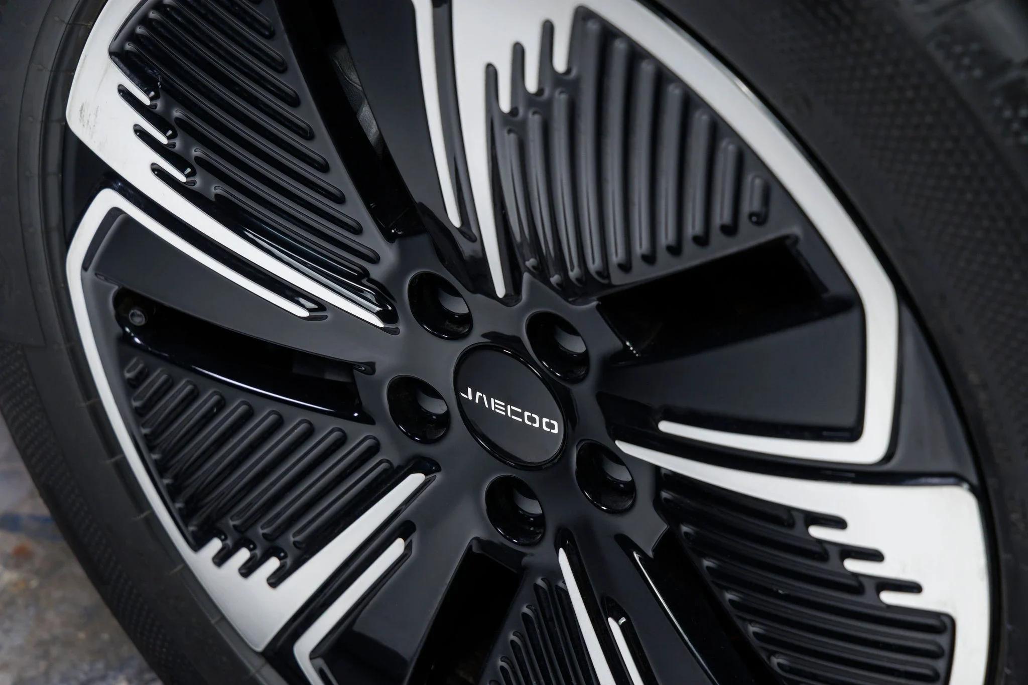 18-inch alloy wheels of the JAECOO 5